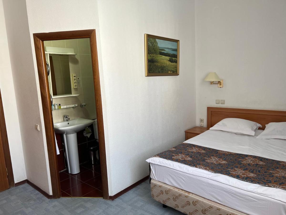 Green Hotel Atyraū Esterno foto